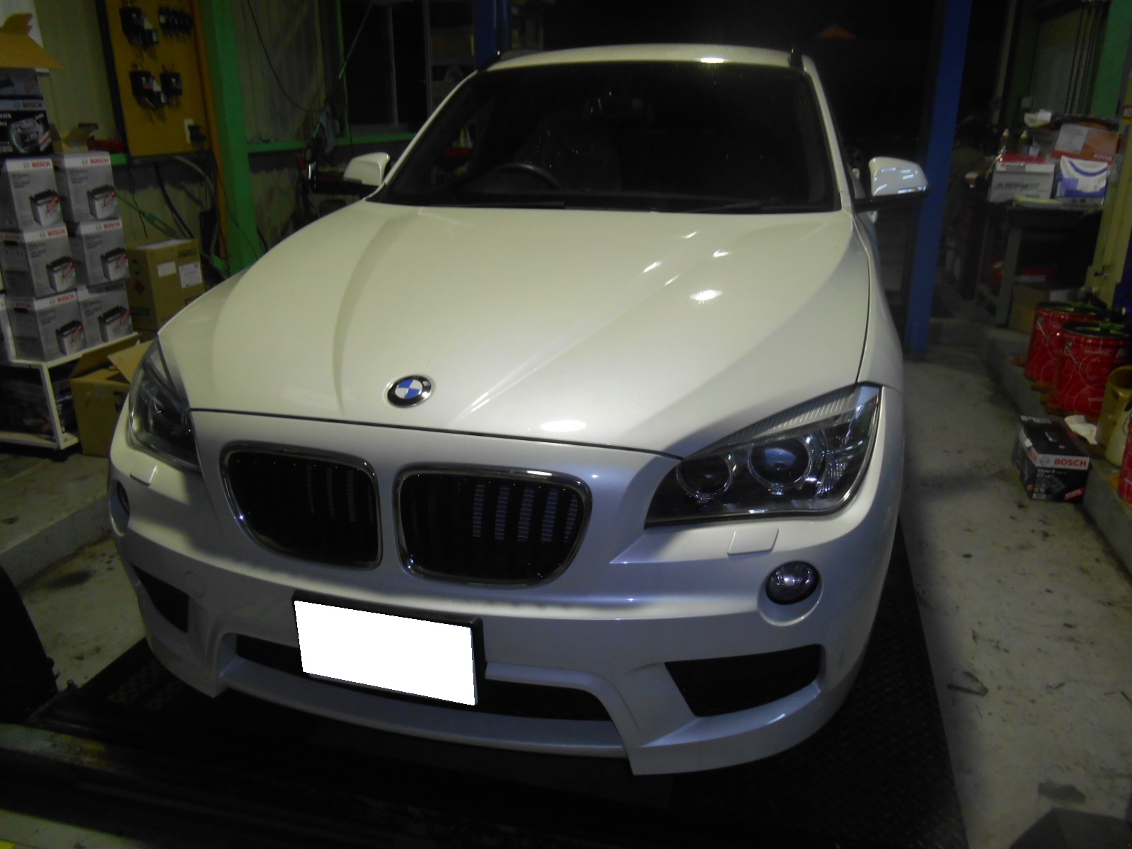 BMW　X1、車検整備。