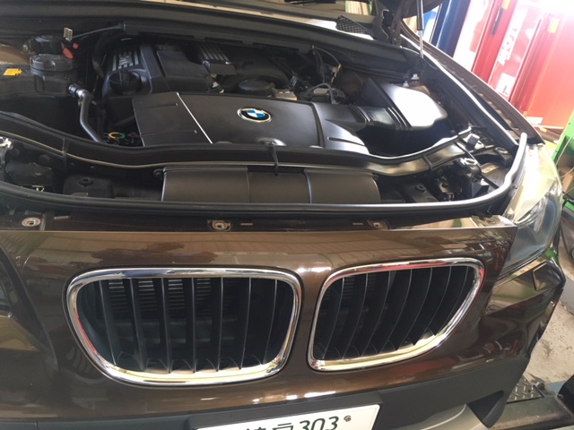 BMW　X-1、フロントグリル交換。